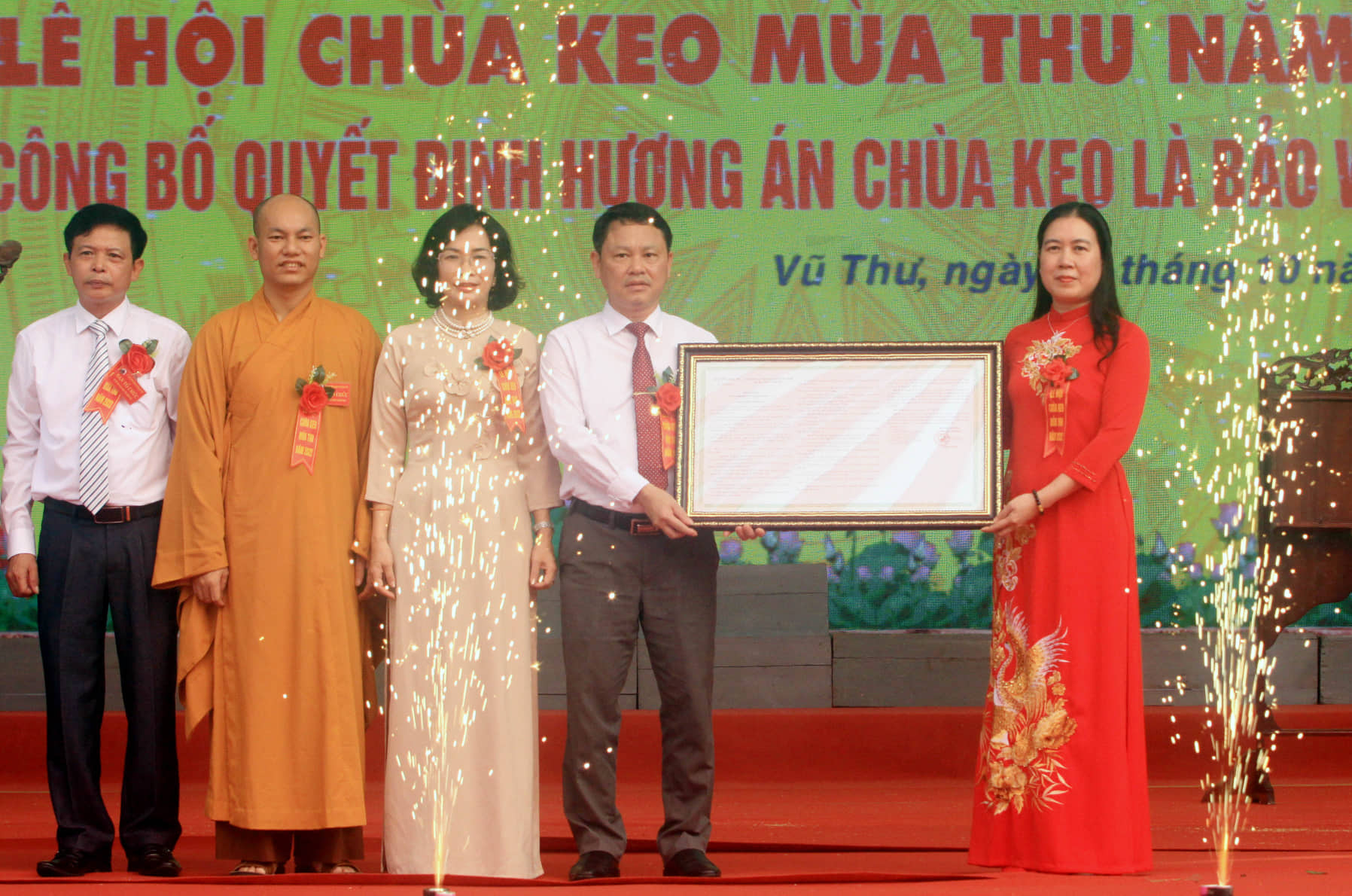 Trao quyết định công nhận Hương án chùa Keo là bảo vật quốc gia.